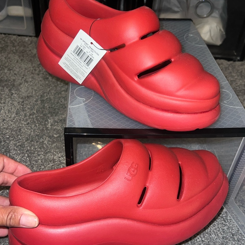 New ugh yeah clog